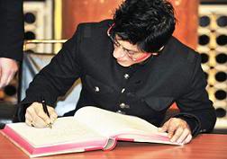 ¡Shahrukh Khan firma una nueva película!  SRKsigns