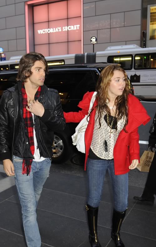 [Candids] Hình ảnh đời thường của Miles Miley-cyrus-justin-11268-12-1