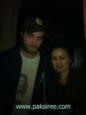 Robert Pattinson with a fan in London 18/9 164286863