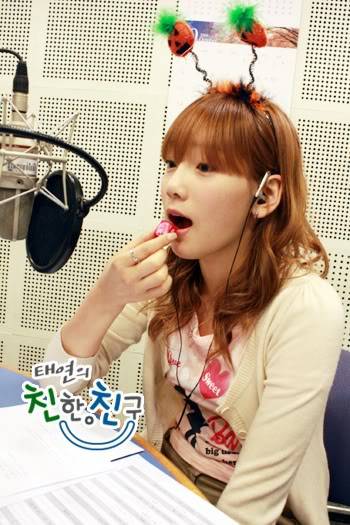 [PICS] Tổng hợp hình ảnh cute nhất của taeyeon khi còn ở radio Chin Chin 091026-7