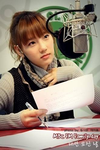 [PICS] Tổng hợp hình ảnh cute nhất của taeyeon khi còn ở radio Chin Chin 091201-4