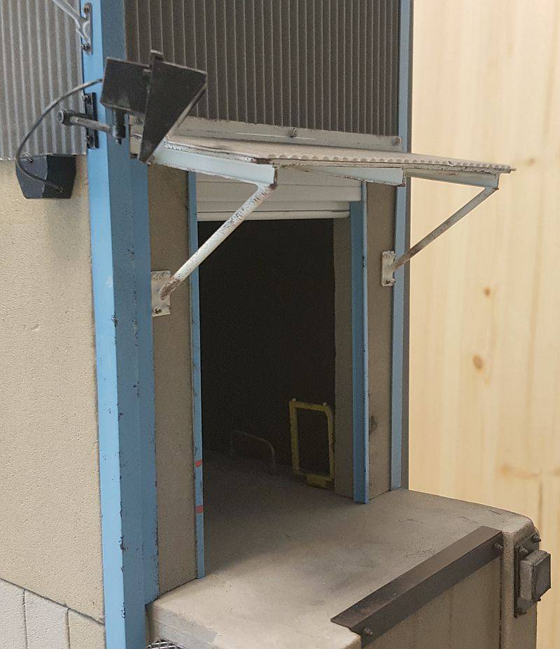 Truck 'Loading Bay' Diorama WIP - Sida 3 Bay_door_canopy_mounted2_zps64pq3pke