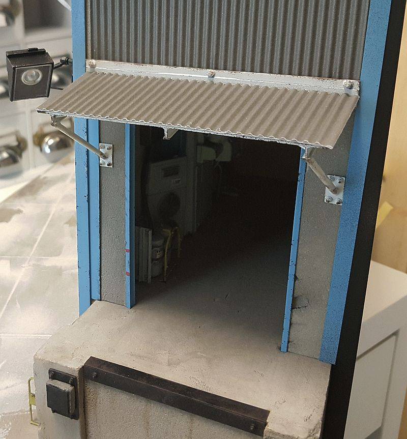 Truck 'Loading Bay' Diorama WIP - Sida 3 Bay_door_canopy_mounted_zpssd2xdk7a