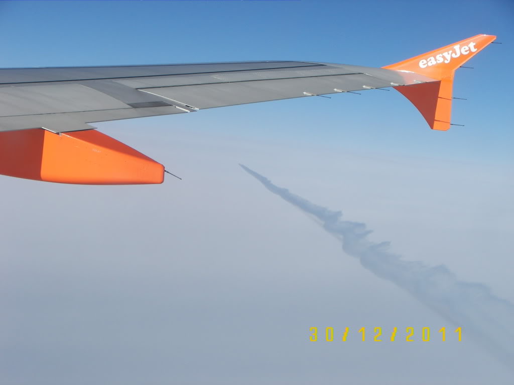 A Story about Portugal 1_contrails
