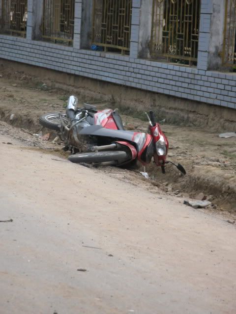 Taxi tông liên hoàn vào dân tại đường trường cấp 3 IMG_5341