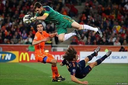 Club de fans de Casillas Iker-Casillas-of-Spain-catches-the-