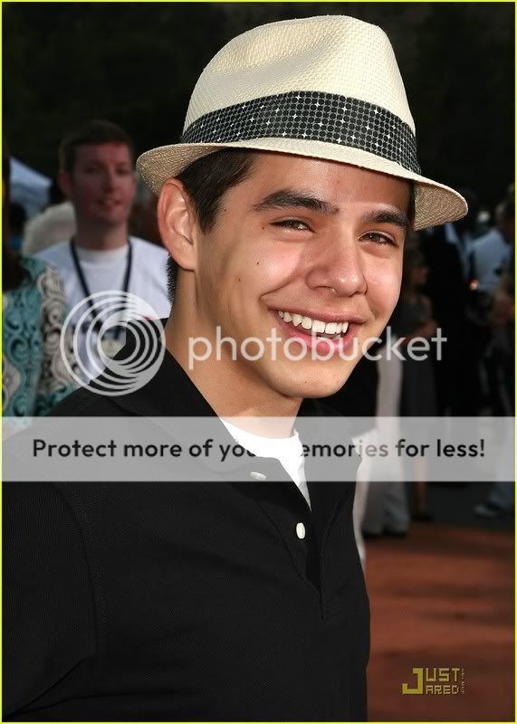 [2008] Wall - E Movie Premiere 21/6 [More from Archuletafans & other sites] David-archuleta-wall-e-idol-07