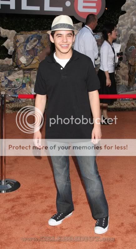 [2008] Wall - E Movie Premiere 21/6 [More from Archuletafans & other sites] David_archuleta_walle_premiere_1