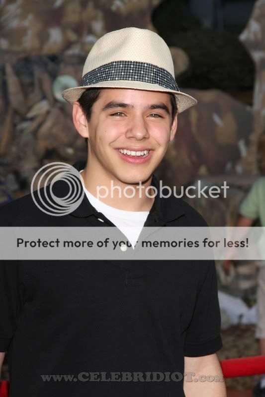 [2008] Wall - E Movie Premiere 21/6 [More from Archuletafans & other sites] David_archuleta_walle_premiere_4