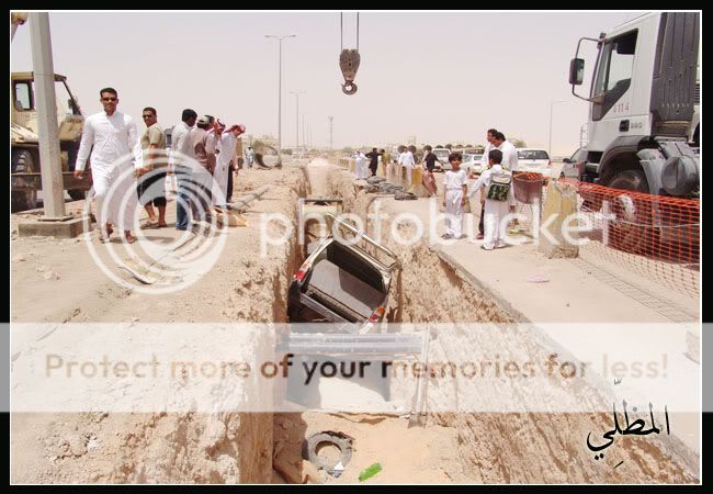 بالصور : طريق أبو سحبل حادث غريب ذكَّر بالمثل " من حفر حفرة وقع فيها "  9-22