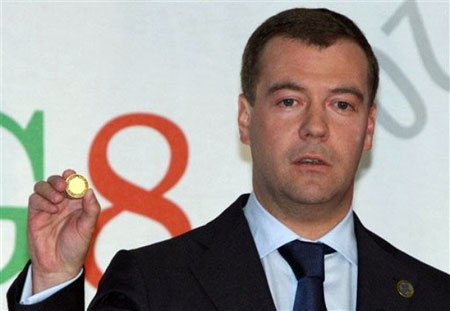 Medvedev Shows Off Sample Coin of New ‘World Currency’ at G-8 Medvedev-coin