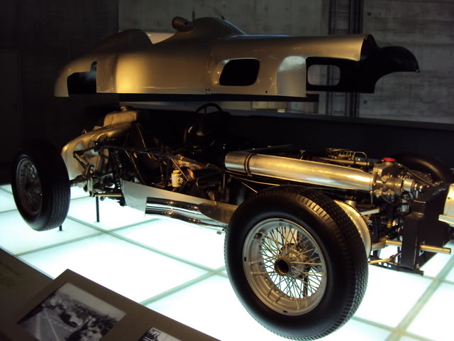 Mercedes 125 anos:Exposição em frente a Castelo em Sttutgard e Museu MB DSC00712