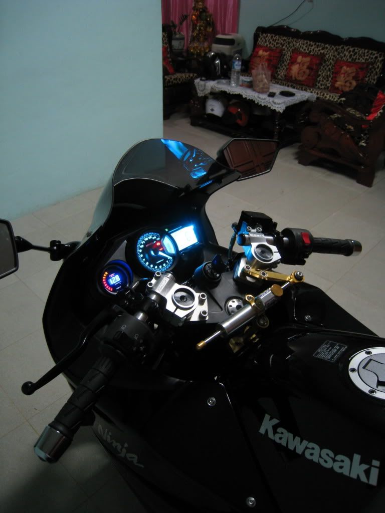 The Black with Double nassert beet rotor, Front n Rear OHLINS and BREMBO - Page 3 IMG_0153