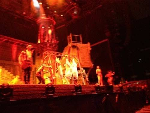 Cobertura Born This Way Ball Tour 405073_440008516025187_113154358710606_1764363_907306456_n