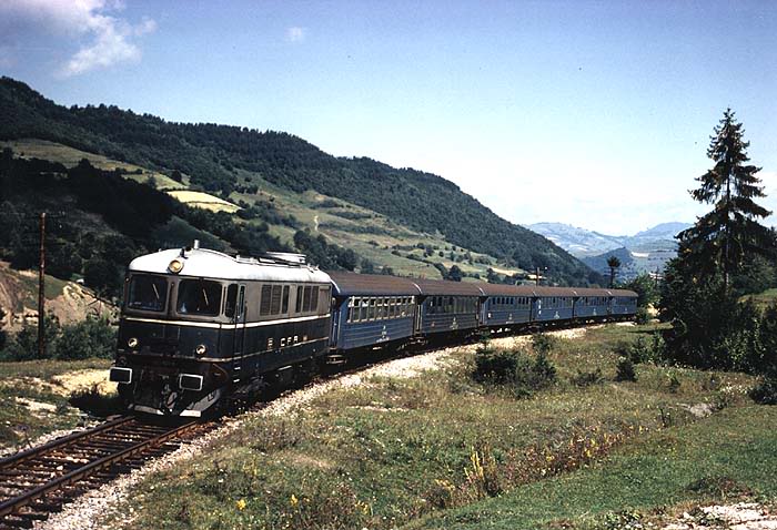 POZE DE ARHIVA CU GARI SI TRENURI - Pagina 2 Cfr60_cu_tren_de_calatori_langa_Sac