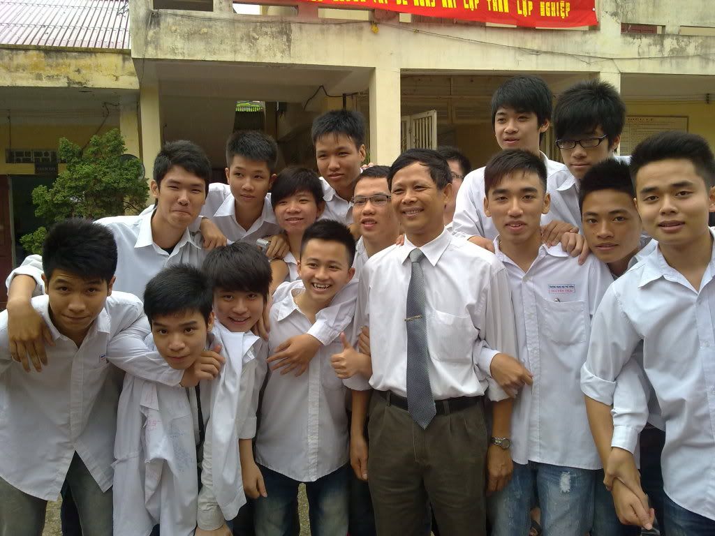 25/05/2011 11h17 Bat Dau Post... Anh Chup voi thay co tren truong 24/05/2011.... 24052011186