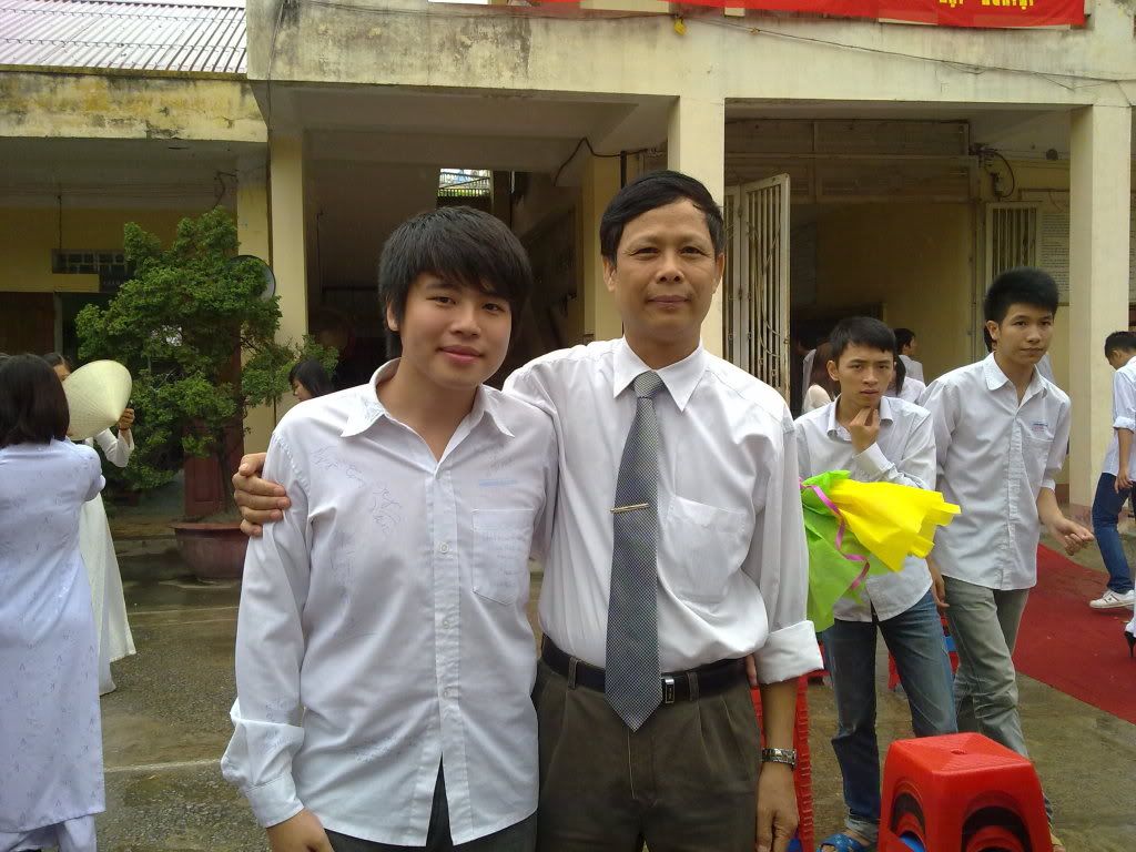 25/05/2011 11h17 Bat Dau Post... Anh Chup voi thay co tren truong 24/05/2011.... 24052011189