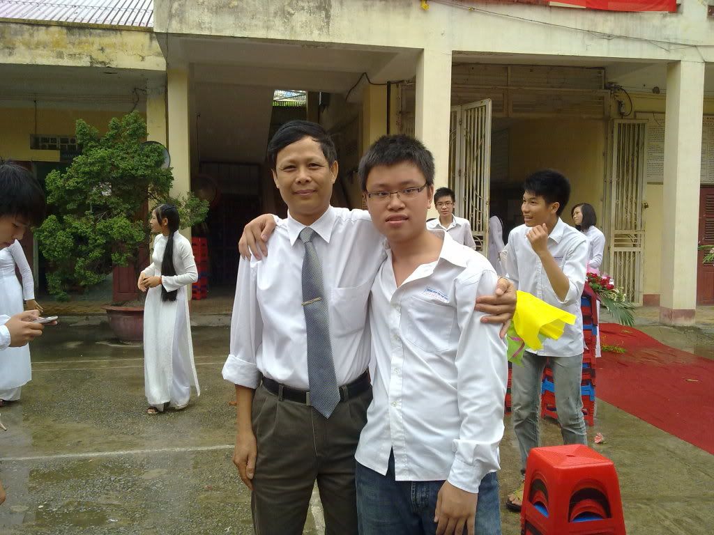 25/05/2011 11h17 Bat Dau Post... Anh Chup voi thay co tren truong 24/05/2011.... 24052011192