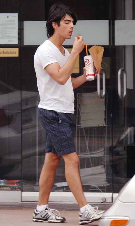 Joe Jonas difrutando BOCADILLOS Y JUGO de Jaba Juice 3373843893_0c709540e6_o