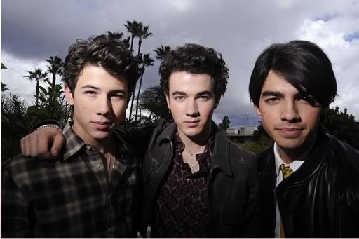 Primer Photoshoot de los Jonas Brothers del 2009 Normal_promo