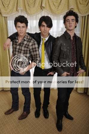 Primer Photoshoot de los Jonas Brothers del 2009 Promo3