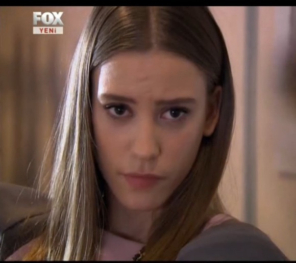 serenay sarikaya V.S beren saat Ebddcac3d3307c0930b87380b5d4ef2a