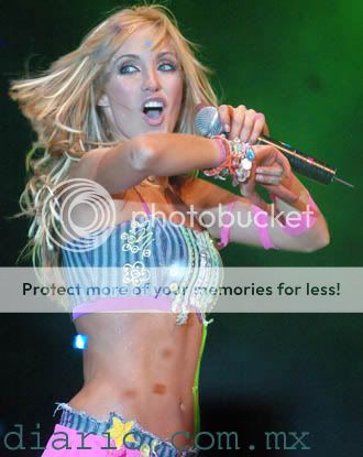 Galerie oficiala de poze Anahi din concerte 2 - Pagina 35 Anahi