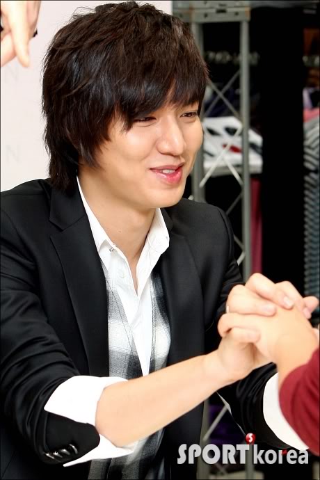 Lee Min Ho's FS Event @ Trugen Gangnam Shop (09/25/09) 019426612