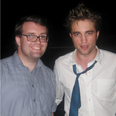 Mais fotos de Rob ontem  noite RobertPattinsonwithfan07302009-4