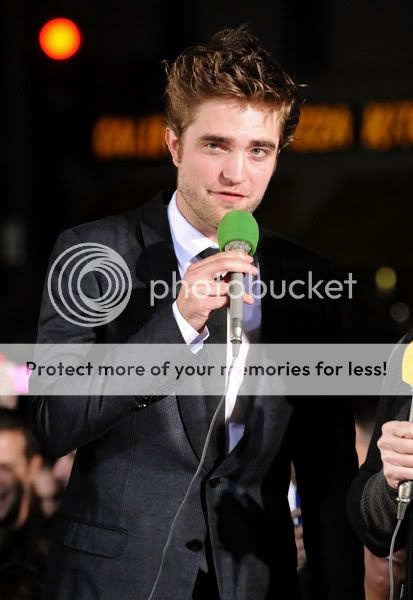 Avant Première de New Moon... à New York, le 19 Nov. 2009... Robertpattinsonpremierepics15