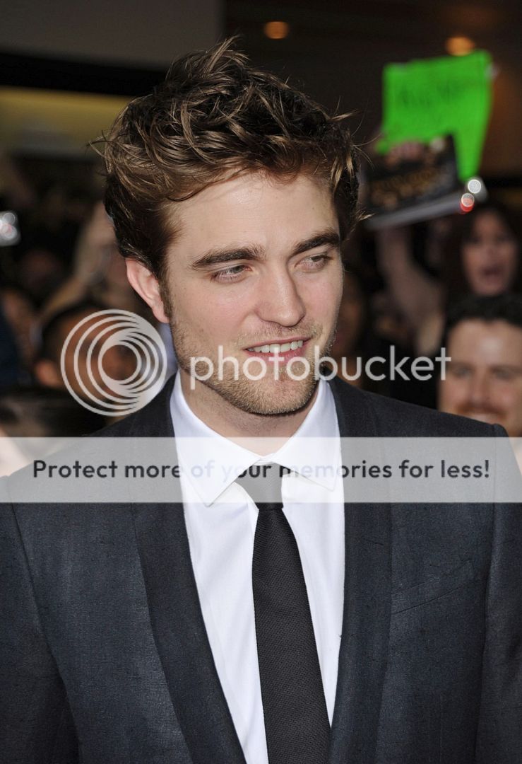 Avant Première de New Moon... à New York, le 19 Nov. 2009... Robertpattinsonpremierepics36