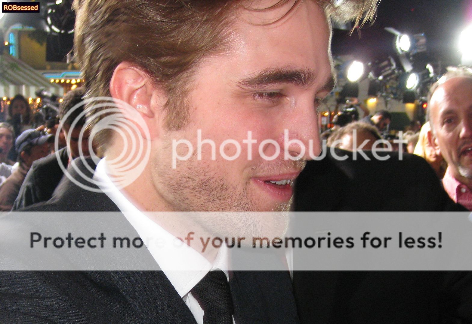 Avant première New Moon L.A. 16/11/2009 - Page 2 RobertPattinsonatNewMoonPremiere7-c