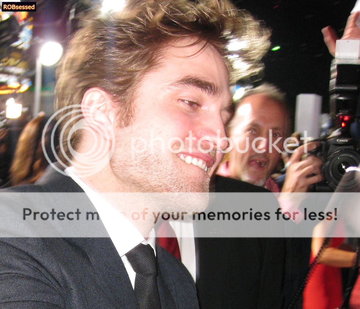 Avant première New Moon L.A. 16/11/2009 - Page 2 RobertPattinsonatNewMoonPremiere8-c