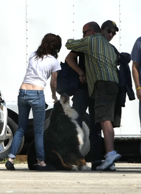 NUEVAS FOTOS * Robert Pattinson y Kristen Stewart en el set de BREAKING DAWN !!! Oct15th11-1