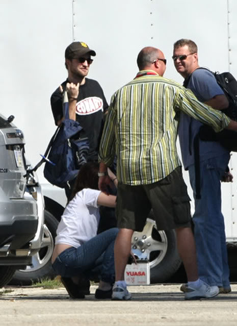 NUEVAS FOTOS * Robert Pattinson y Kristen Stewart en el set de BREAKING DAWN !!! Oct15th3-1