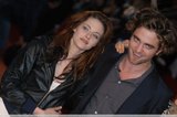 Robsten (Marzo 2009 - Agosto 2009) - Página 38 Th_131