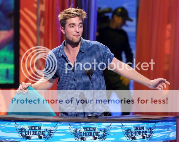 Teen Choice Award 2010... - Page 3 RobertPattinsonTCA20108