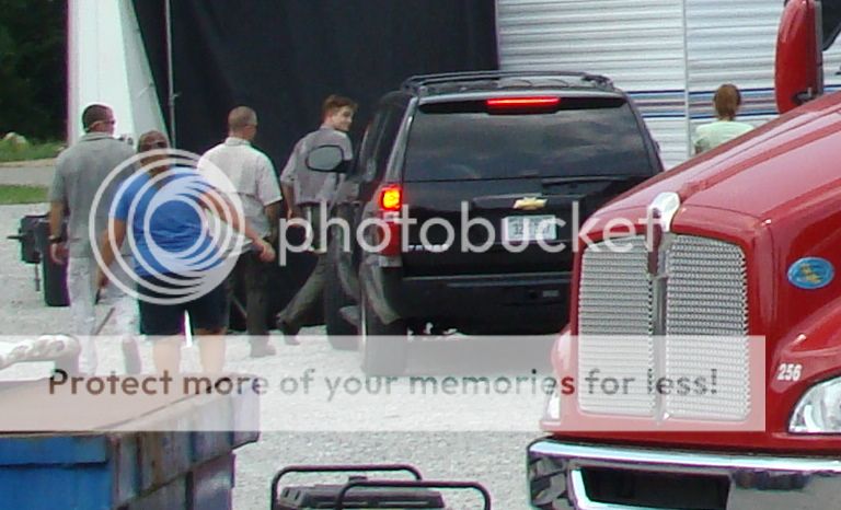 nuevas fotos de rob en el set de WFE ! NewWFESet3