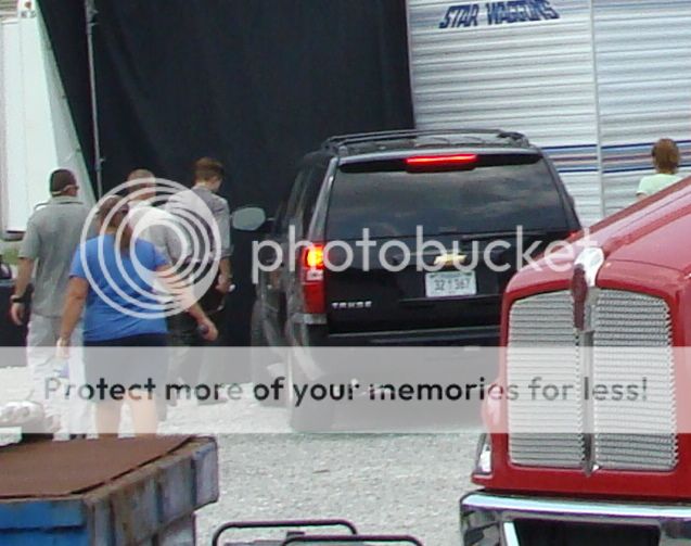 nuevas fotos de rob en el set de WFE ! NewWFESet4