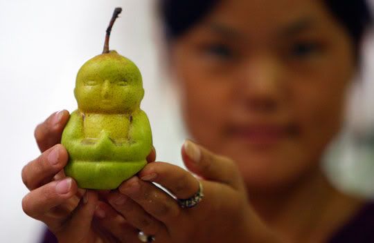 Peras con forma de Buda Peras_buda_01_reuters