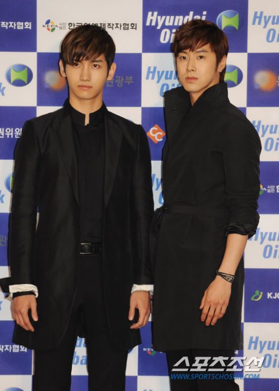 [ترجمة] 28 يوليو 2011 – TVXQ في المركز الثاني في الرسم البياني الياباني Oricon الأسبوعي! يدخلان التوب 10 للمرة ال24 Homin_oriconweekly