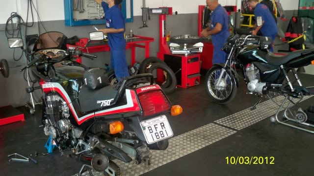 Honda CBX 750 F, lançada em 1986, ainda desperta paixões; ouça o