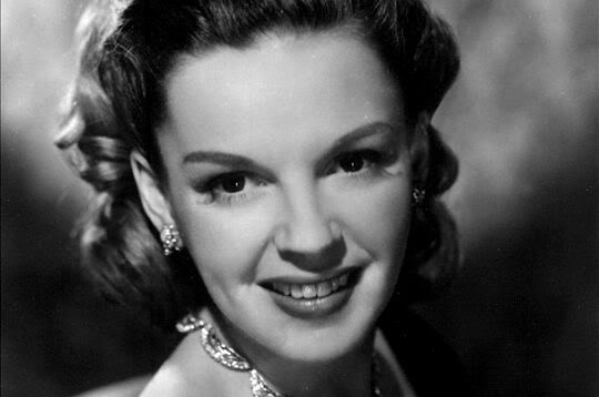 Les acteurs/actrices qui auraient pu jouer Lizzy/Darcy - Page 5 Rvx-judy-garland