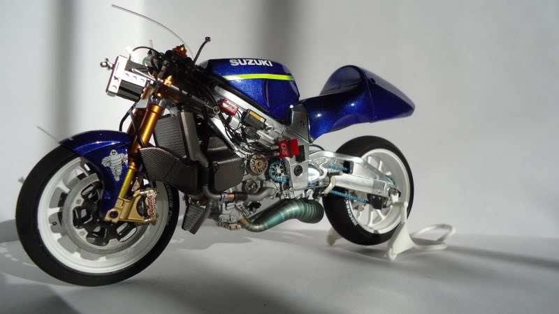 SUZUKI RGV 500 2000   -   TAMIYA 1:12 DSC00252