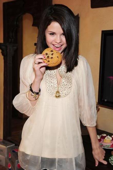 Selena Gomez Resimleri - Sayfa 39 Selena-gomez-christmas-cookie1