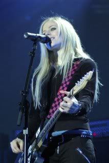 مجموعة صور لافريل من حفلاتها .... Avril-guitar2