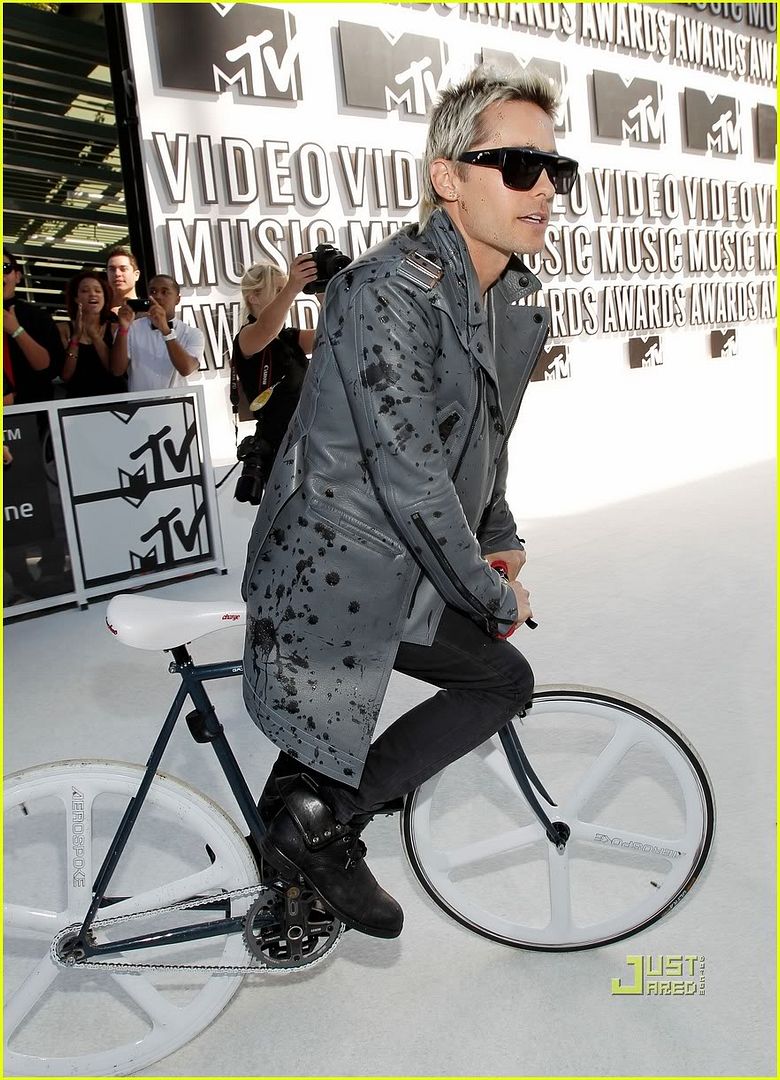 [RESULTATS] VMAS 12 septembre 2010 - Page 3 Jared-leto-vmas-red-carpet-2010-01