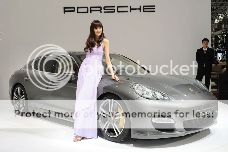 Ainda há gente esquisita que não gosta do modelo... Shanghai-2011-Porsche-Turbo-S-Booth-Girls-2