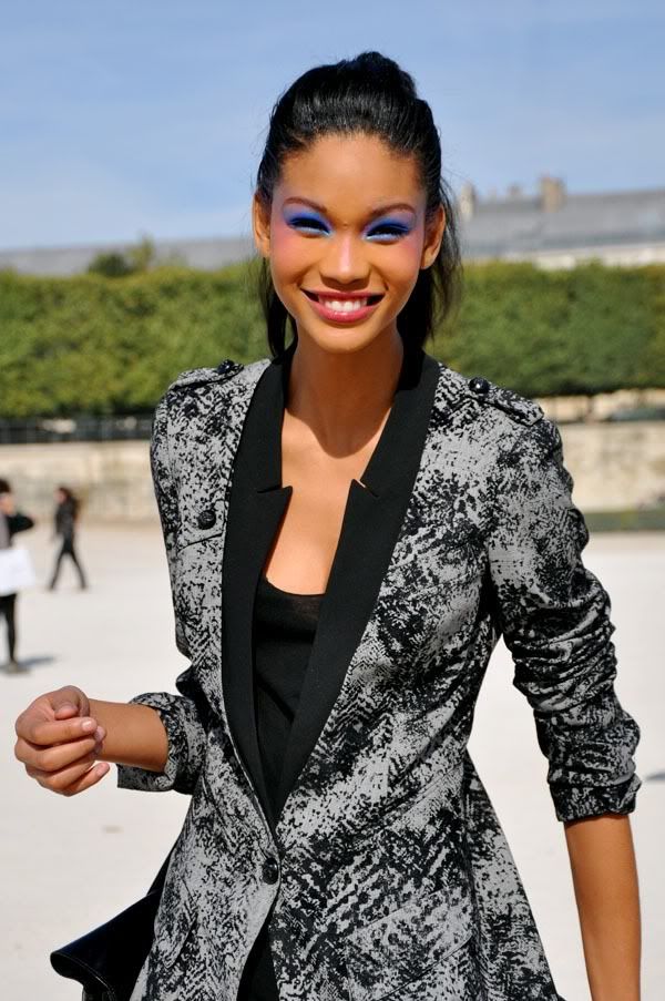 .... العارضة السمراء صنفت كأكثر عارضة أزياء طلبًا للمشاركة.... Paris-fwss2010-chanel-iman