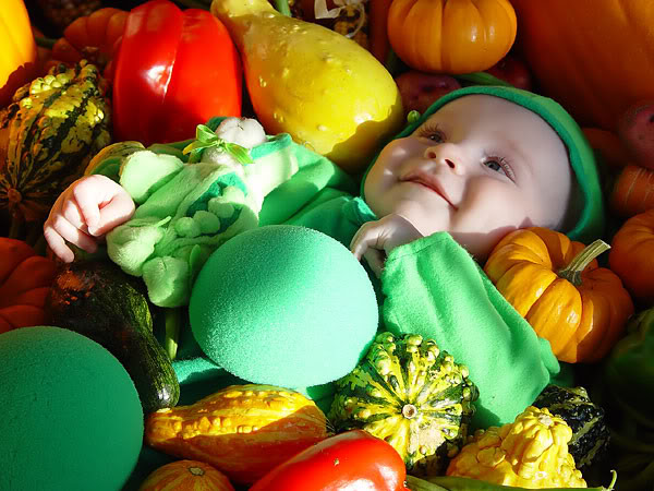 صور أطفال.... Vegetable-garden-baby-1a